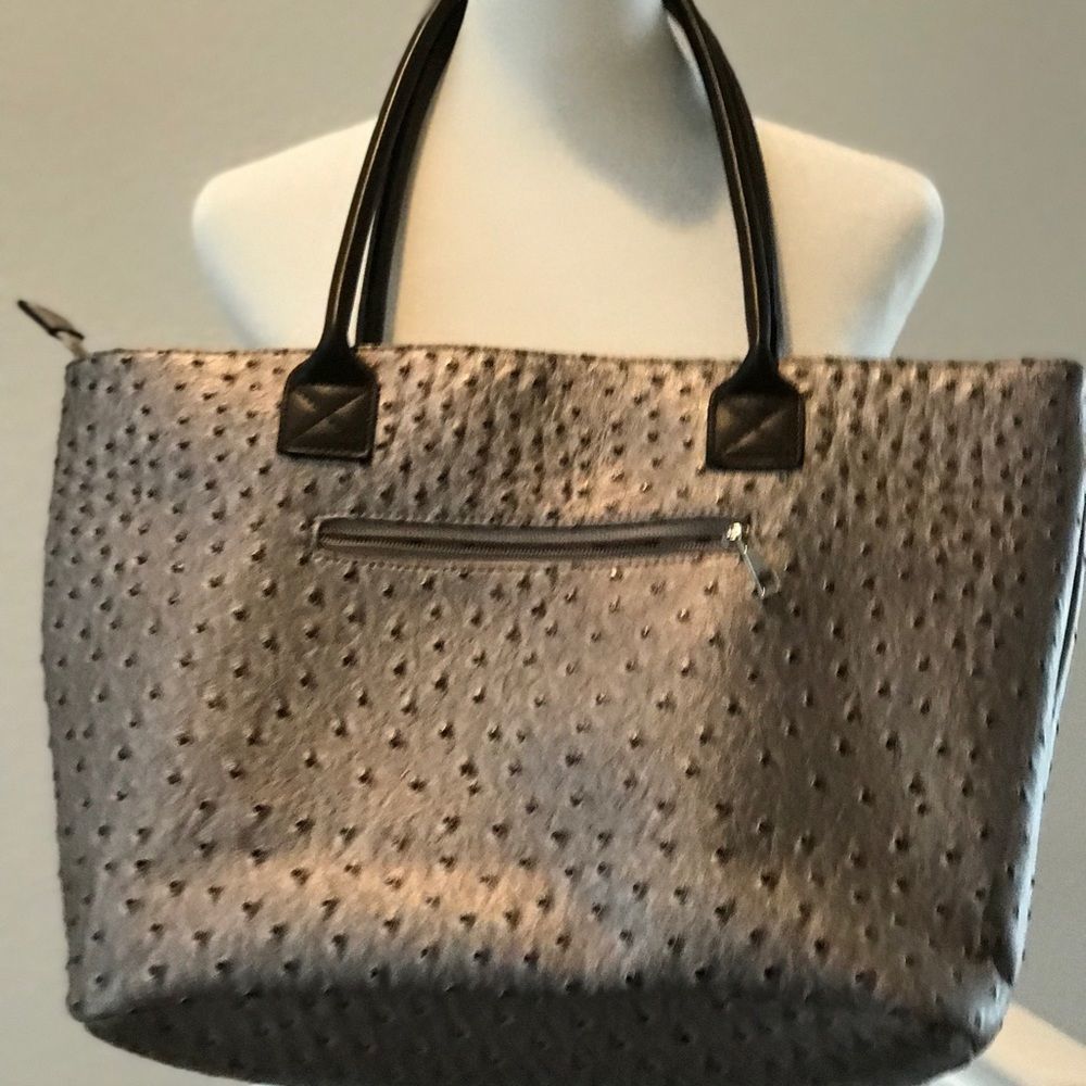 Great Handbag to accessorize with any outfit.